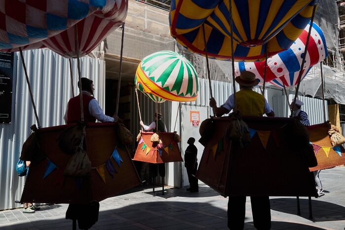 35 Perfectly Timed Street Photos By This Artist That Reveal Extraordinary Moments Hidden In Everyday Life 35 Perfectly Timed Street Photos By This Artist That Reveal Extraordinary Moments Hidden In Everyday Life