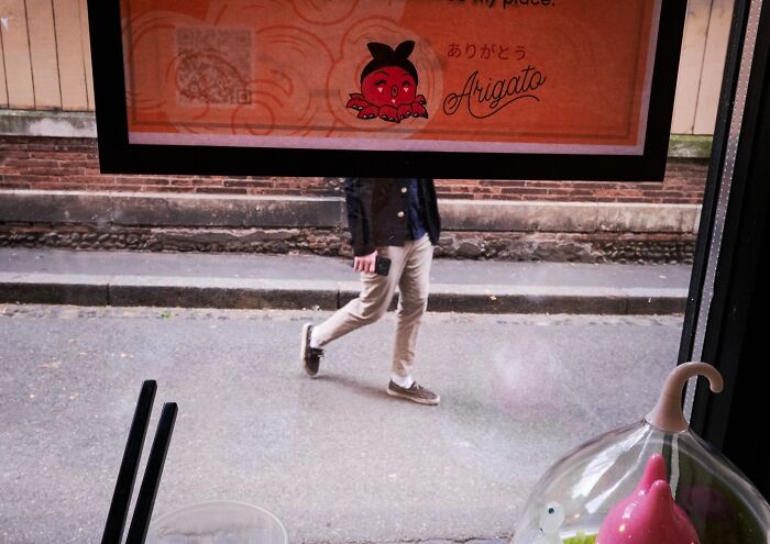 35 Perfectly Timed Street Photos By This Artist That Reveal Extraordinary Moments Hidden In Everyday Life 35 Perfectly Timed Street Photos By This Artist That Reveal Extraordinary Moments Hidden In Everyday Life