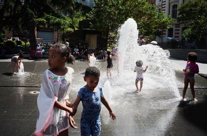 35 Perfectly Timed Street Photos By This Artist That Reveal Extraordinary Moments Hidden In Everyday Life 35 Perfectly Timed Street Photos By This Artist That Reveal Extraordinary Moments Hidden In Everyday Life