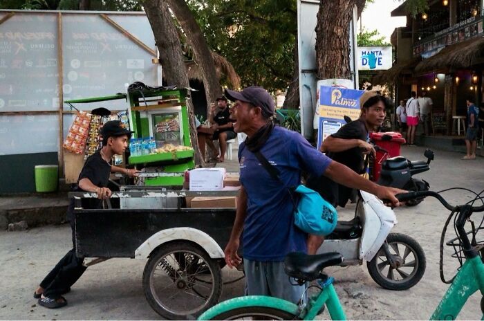 35 Perfectly Timed Street Photos By This Artist That Reveal Extraordinary Moments Hidden In Everyday Life 35 Perfectly Timed Street Photos By This Artist That Reveal Extraordinary Moments Hidden In Everyday Life