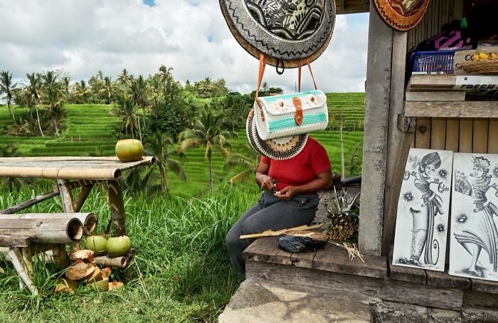 35 Perfectly Timed Street Photos By This Artist That Reveal Extraordinary Moments Hidden In Everyday Life 35 Perfectly Timed Street Photos By This Artist That Reveal Extraordinary Moments Hidden In Everyday Life