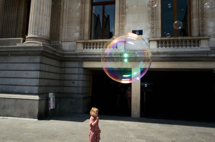 35 Perfectly Timed Street Photos By This Artist That Reveal Extraordinary Moments Hidden In Everyday Life 35 Perfectly Timed Street Photos By This Artist That Reveal Extraordinary Moments Hidden In Everyday Life
