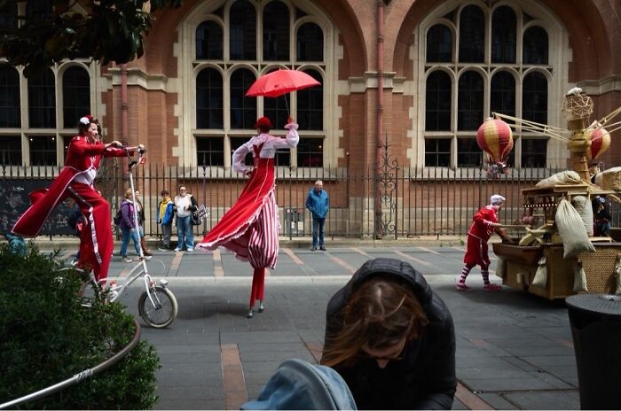 35 Perfectly Timed Street Photos By This Artist That Reveal Extraordinary Moments Hidden In Everyday Life 35 Perfectly Timed Street Photos By This Artist That Reveal Extraordinary Moments Hidden In Everyday Life