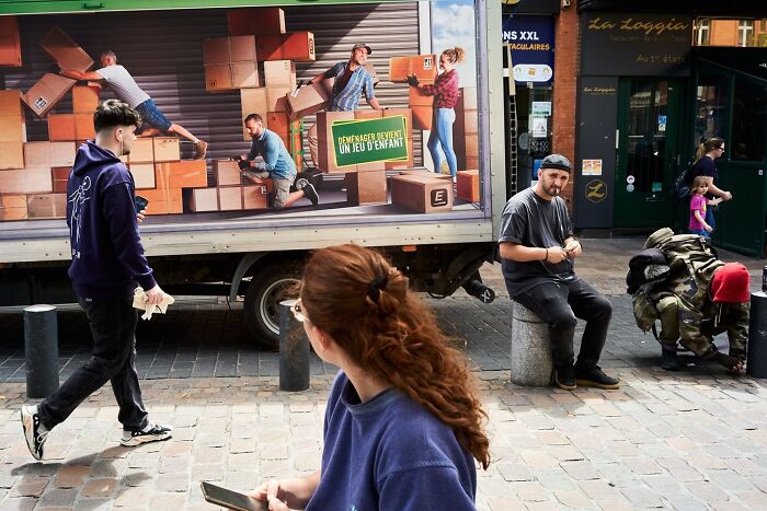 35 Perfectly Timed Street Photos By This Artist That Reveal Extraordinary Moments Hidden In Everyday Life 35 Perfectly Timed Street Photos By This Artist That Reveal Extraordinary Moments Hidden In Everyday Life