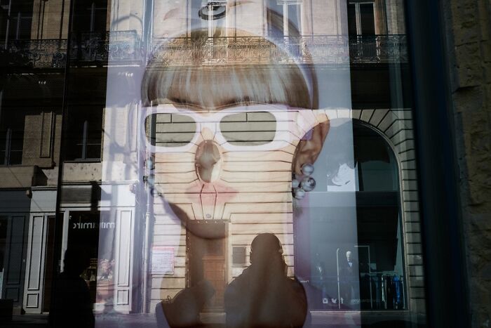 35 Perfectly Timed Street Photos By This Artist That Reveal Extraordinary Moments Hidden In Everyday Life 35 Perfectly Timed Street Photos By This Artist That Reveal Extraordinary Moments Hidden In Everyday Life