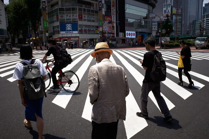 35 Perfectly Timed Street Photos By This Artist That Reveal Extraordinary Moments Hidden In Everyday Life 35 Perfectly Timed Street Photos By This Artist That Reveal Extraordinary Moments Hidden In Everyday Life
