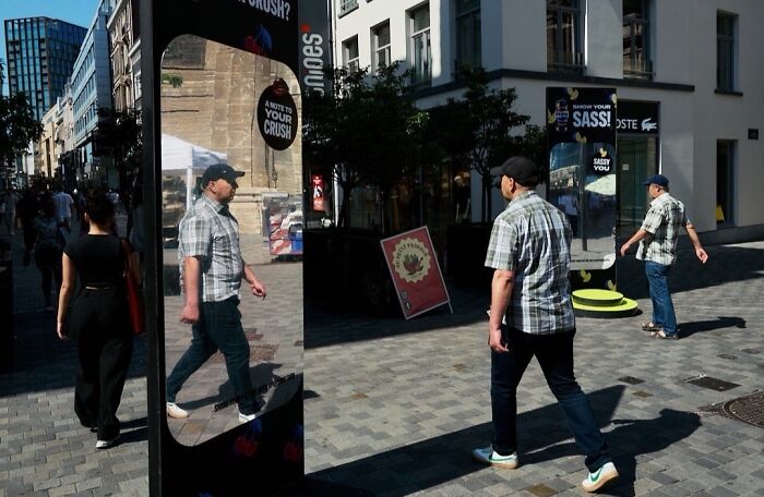 35 Perfectly Timed Street Photos By This Artist That Reveal Extraordinary Moments Hidden In Everyday Life 35 Perfectly Timed Street Photos By This Artist That Reveal Extraordinary Moments Hidden In Everyday Life