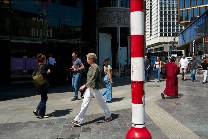 35 Perfectly Timed Street Photos By This Artist That Reveal Extraordinary Moments Hidden In Everyday Life 35 Perfectly Timed Street Photos By This Artist That Reveal Extraordinary Moments Hidden In Everyday Life