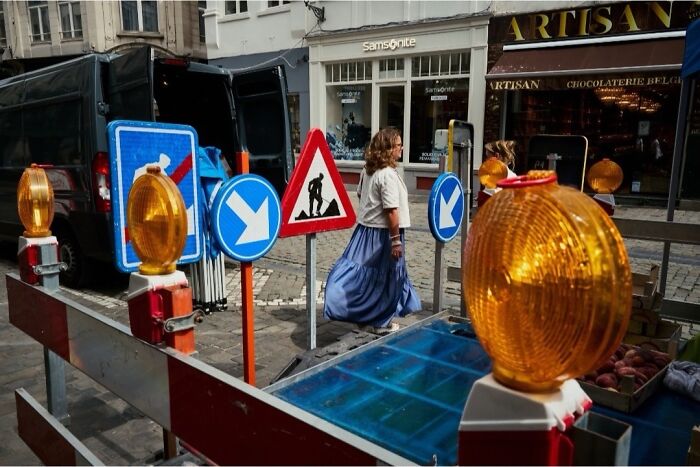 35 Perfectly Timed Street Photos By This Artist That Reveal Extraordinary Moments Hidden In Everyday Life 35 Perfectly Timed Street Photos By This Artist That Reveal Extraordinary Moments Hidden In Everyday Life