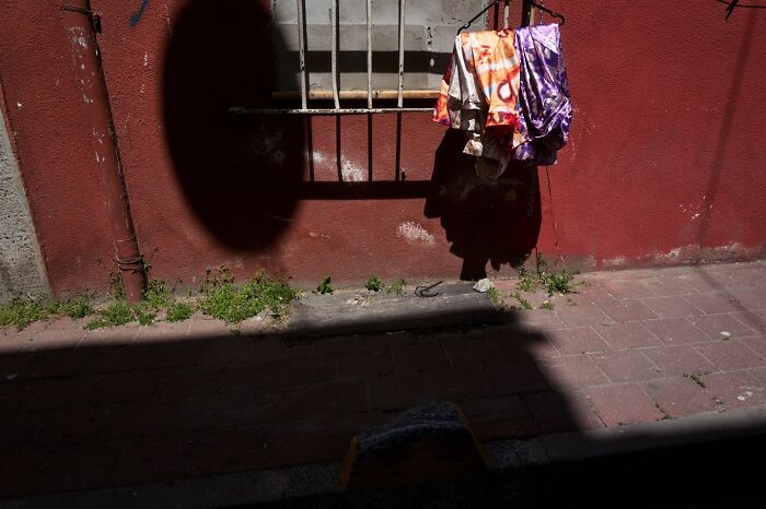 35 Perfectly Timed Street Photos By This Artist That Reveal Extraordinary Moments Hidden In Everyday Life 35 Perfectly Timed Street Photos By This Artist That Reveal Extraordinary Moments Hidden In Everyday Life