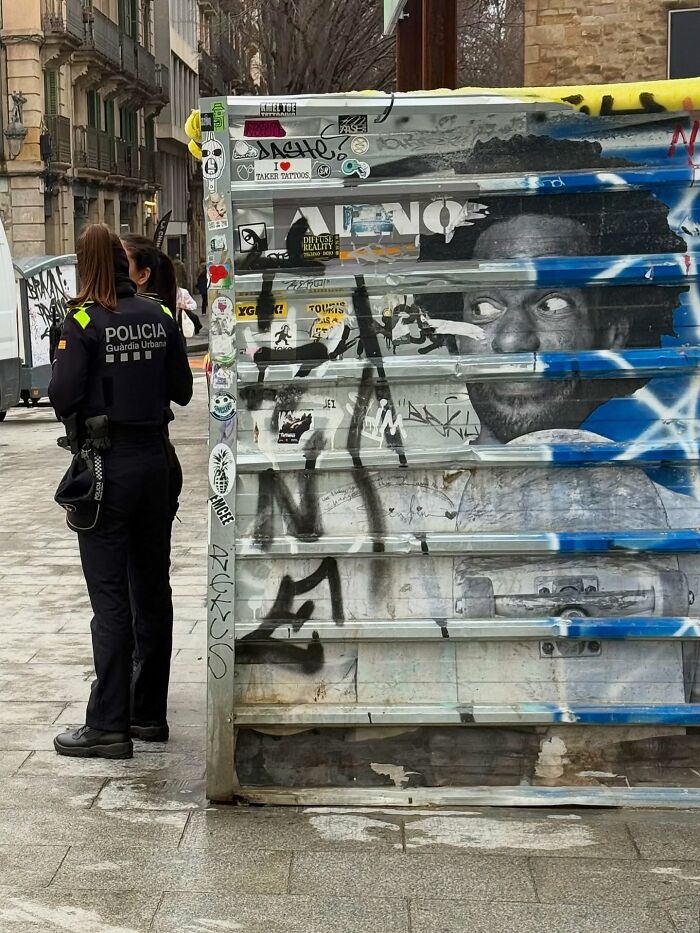 This Photographer Captures Perfectly Timed Coincidences On The Streets Of Barcelona (77 Pics) This Photographer Captures Perfectly Timed Coincidences On The Streets Of Barcelona (77 Pics)