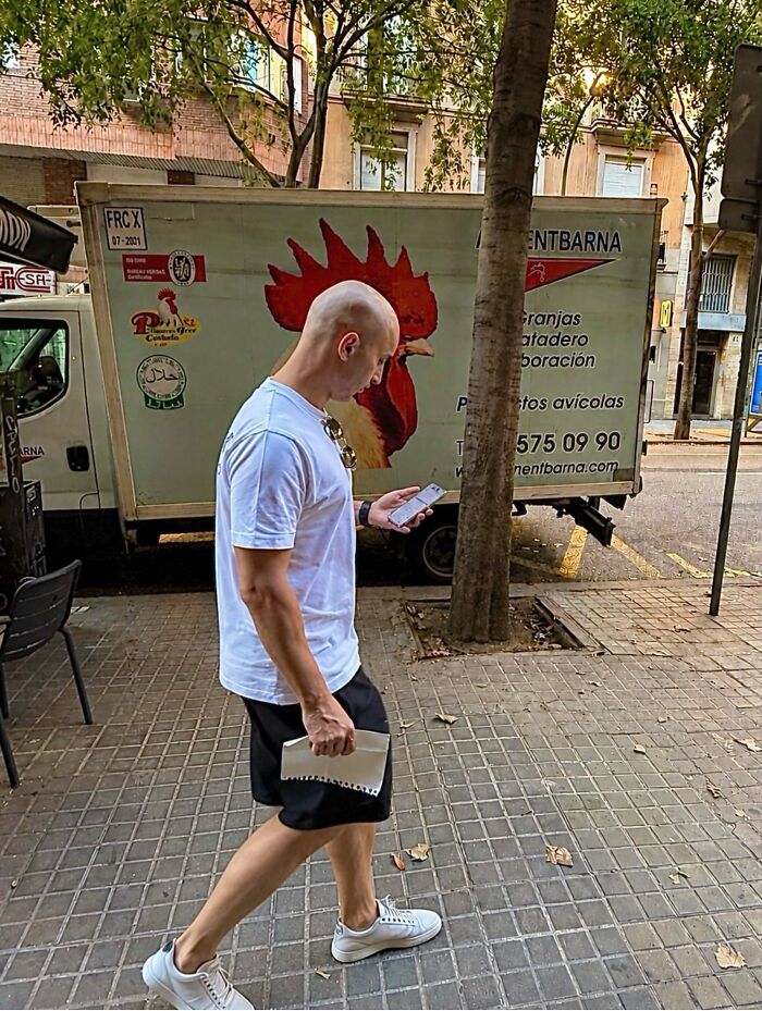 This Photographer Captures Perfectly Timed Coincidences On The Streets Of Barcelona (77 Pics) This Photographer Captures Perfectly Timed Coincidences On The Streets Of Barcelona (77 Pics)