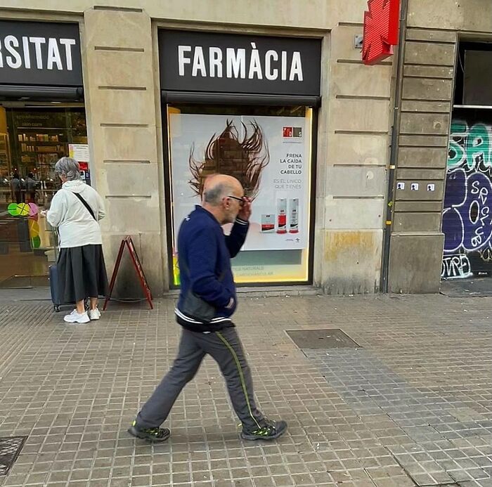 This Photographer Captures Perfectly Timed Coincidences On The Streets Of Barcelona (77 Pics) This Photographer Captures Perfectly Timed Coincidences On The Streets Of Barcelona (77 Pics)
