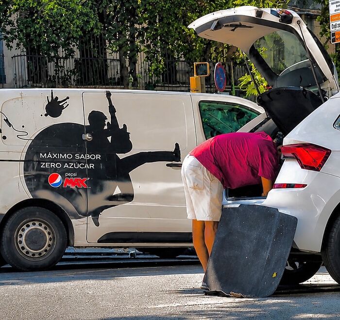 This Photographer Captures Perfectly Timed Coincidences On The Streets Of Barcelona (77 Pics) This Photographer Captures Perfectly Timed Coincidences On The Streets Of Barcelona (77 Pics)