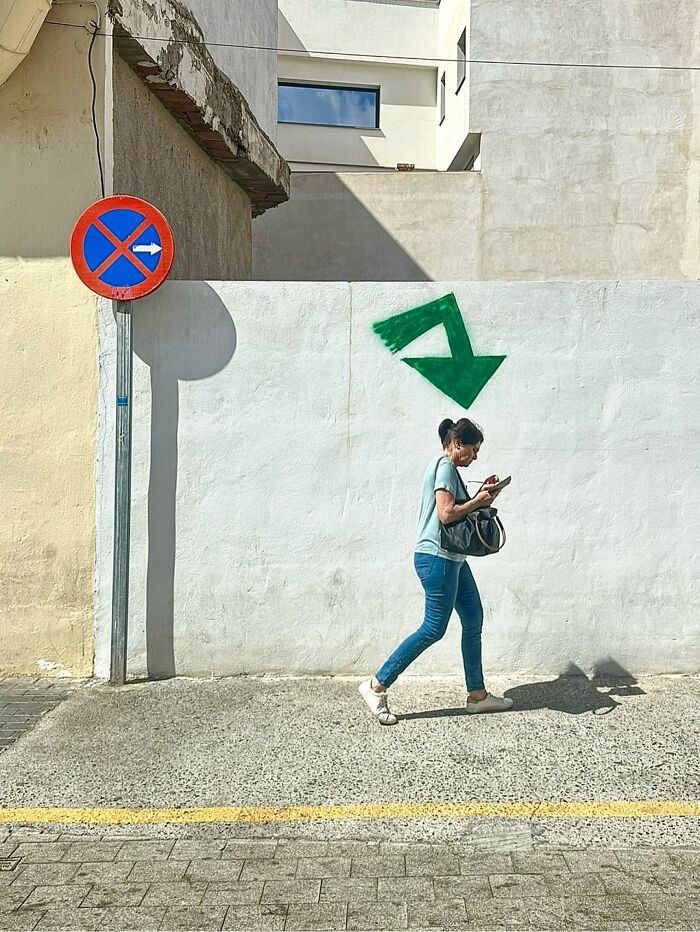 This Photographer Captures Perfectly Timed Coincidences On The Streets Of Barcelona (77 Pics) This Photographer Captures Perfectly Timed Coincidences On The Streets Of Barcelona (77 Pics)