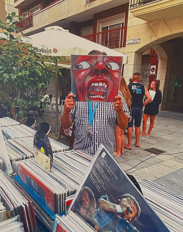 This Photographer Captures Perfectly Timed Coincidences On The Streets Of Barcelona (77 Pics) This Photographer Captures Perfectly Timed Coincidences On The Streets Of Barcelona (77 Pics)