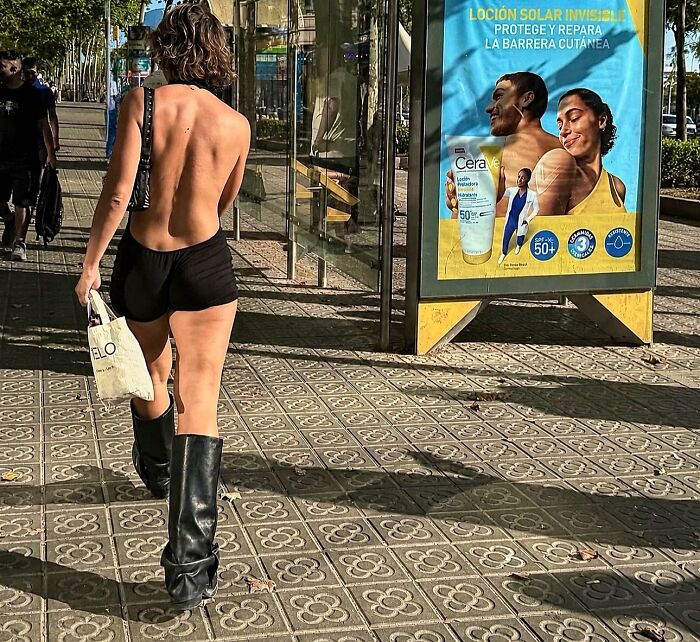 This Photographer Captures Perfectly Timed Coincidences On The Streets Of Barcelona (77 Pics) This Photographer Captures Perfectly Timed Coincidences On The Streets Of Barcelona (77 Pics)