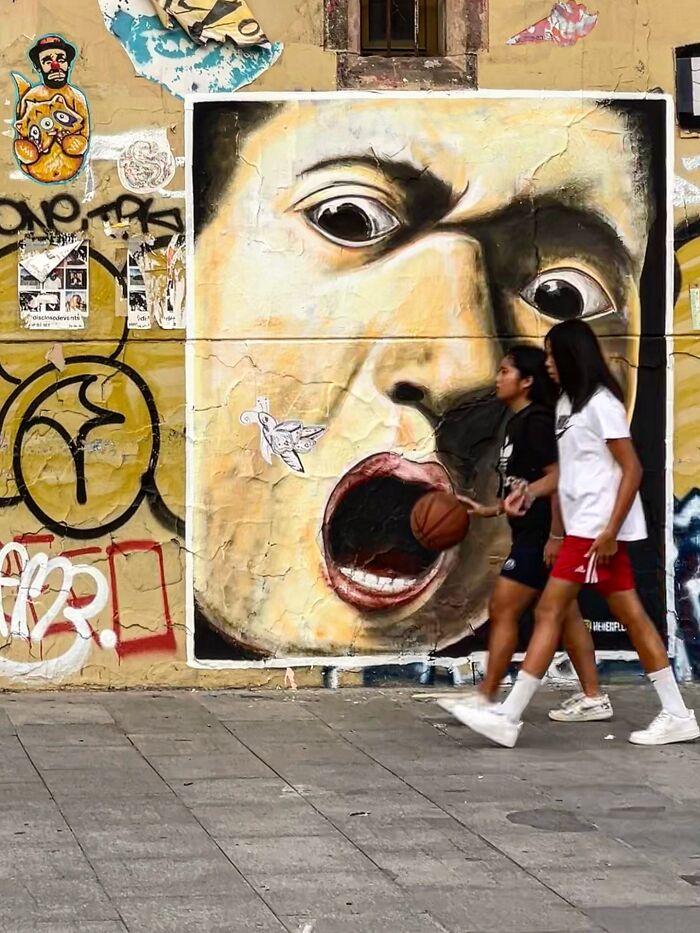 This Photographer Captures Perfectly Timed Coincidences On The Streets Of Barcelona (77 Pics) This Photographer Captures Perfectly Timed Coincidences On The Streets Of Barcelona (77 Pics)