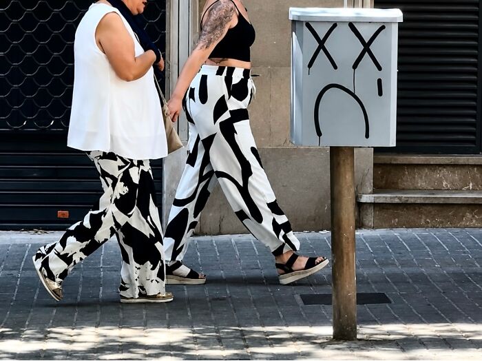 This Photographer Captures Perfectly Timed Coincidences On The Streets Of Barcelona (77 Pics) This Photographer Captures Perfectly Timed Coincidences On The Streets Of Barcelona (77 Pics)