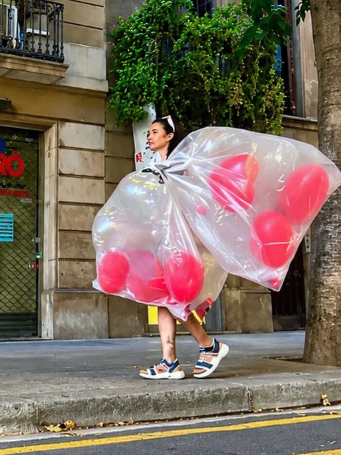 This Photographer Captures Perfectly Timed Coincidences On The Streets Of Barcelona (77 Pics) This Photographer Captures Perfectly Timed Coincidences On The Streets Of Barcelona (77 Pics)