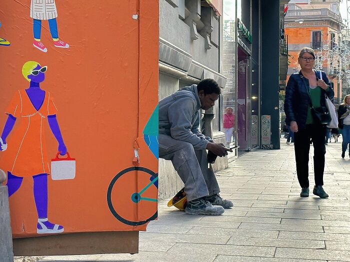 This Photographer Captures Perfectly Timed Coincidences On The Streets Of Barcelona (77 Pics) This Photographer Captures Perfectly Timed Coincidences On The Streets Of Barcelona (77 Pics)