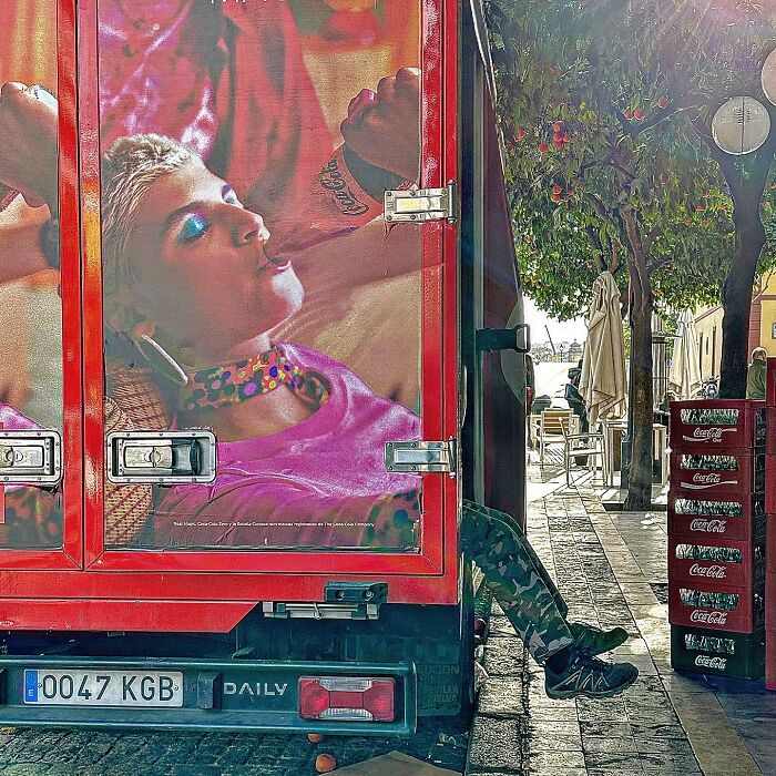 This Photographer Captures Perfectly Timed Coincidences On The Streets Of Barcelona (77 Pics) This Photographer Captures Perfectly Timed Coincidences On The Streets Of Barcelona (77 Pics)