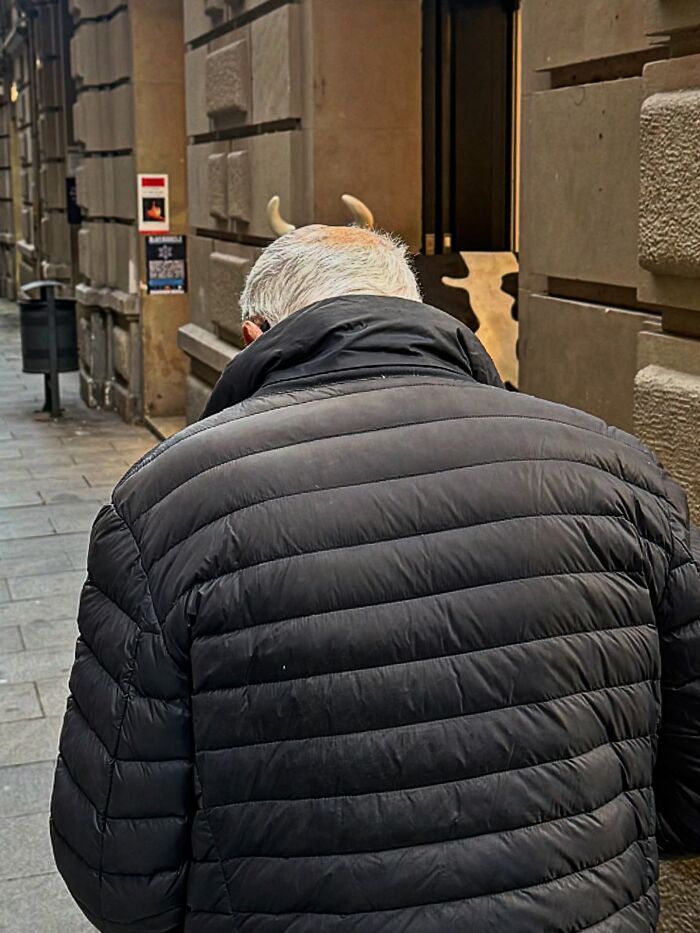 This Photographer Captures Perfectly Timed Coincidences On The Streets Of Barcelona (77 Pics) This Photographer Captures Perfectly Timed Coincidences On The Streets Of Barcelona (77 Pics)