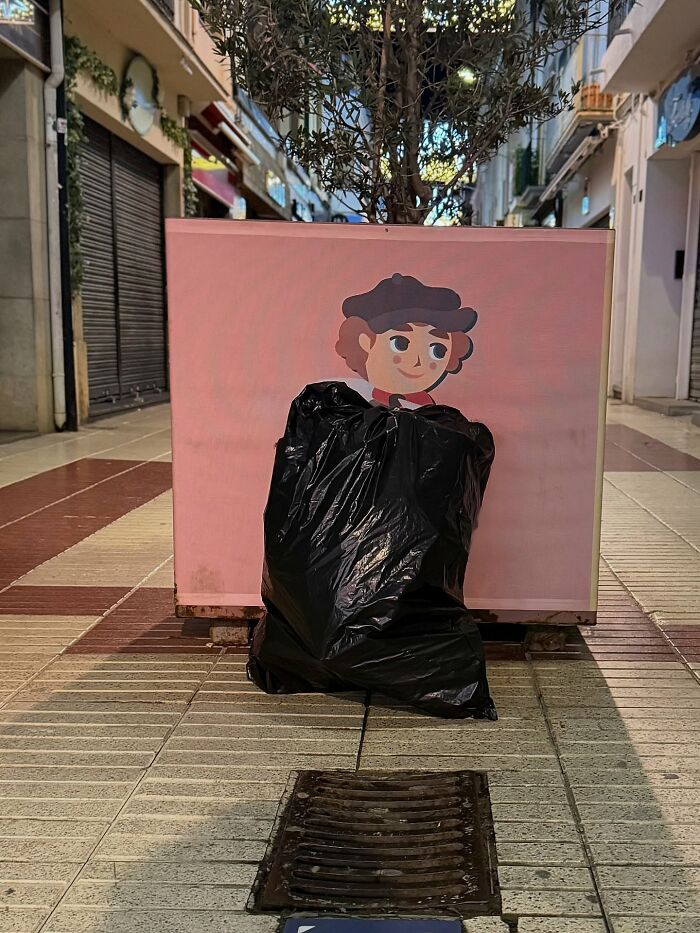 This Photographer Captures Perfectly Timed Coincidences On The Streets Of Barcelona (77 Pics) This Photographer Captures Perfectly Timed Coincidences On The Streets Of Barcelona (77 Pics)