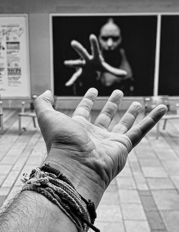 This Photographer Captures Perfectly Timed Coincidences On The Streets Of Barcelona (77 Pics) This Photographer Captures Perfectly Timed Coincidences On The Streets Of Barcelona (77 Pics)