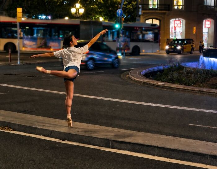 This Photographer Captures Perfectly Timed Coincidences On The Streets Of Barcelona (77 Pics) This Photographer Captures Perfectly Timed Coincidences On The Streets Of Barcelona (77 Pics)