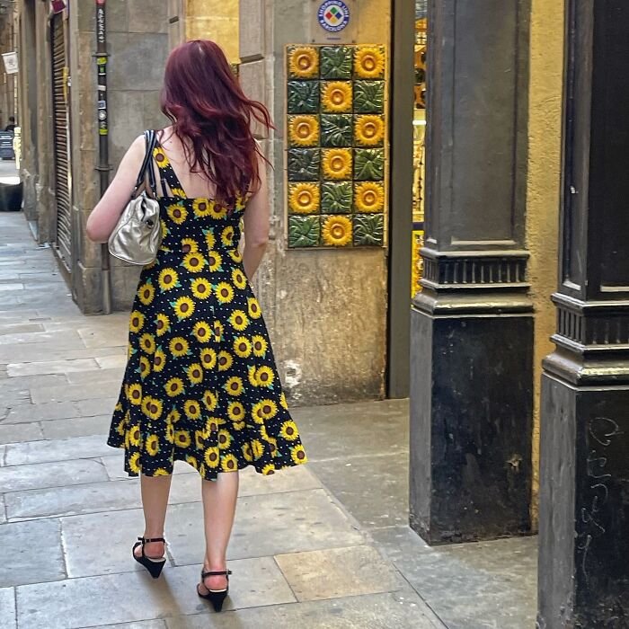 This Photographer Captures Perfectly Timed Coincidences On The Streets Of Barcelona (77 Pics) This Photographer Captures Perfectly Timed Coincidences On The Streets Of Barcelona (77 Pics)