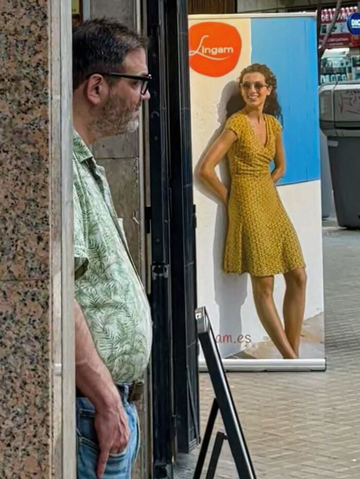 This Photographer Captures Perfectly Timed Coincidences On The Streets Of Barcelona (77 Pics) This Photographer Captures Perfectly Timed Coincidences On The Streets Of Barcelona (77 Pics)