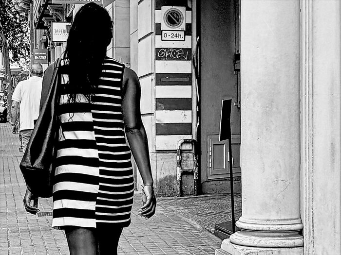 This Photographer Captures Perfectly Timed Coincidences On The Streets Of Barcelona (77 Pics) This Photographer Captures Perfectly Timed Coincidences On The Streets Of Barcelona (77 Pics)
