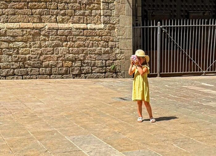 This Photographer Captures Perfectly Timed Coincidences On The Streets Of Barcelona (77 Pics) This Photographer Captures Perfectly Timed Coincidences On The Streets Of Barcelona (77 Pics)