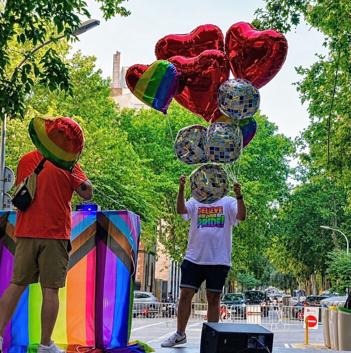 This Photographer Captures Perfectly Timed Coincidences On The Streets Of Barcelona (77 Pics) This Photographer Captures Perfectly Timed Coincidences On The Streets Of Barcelona (77 Pics)