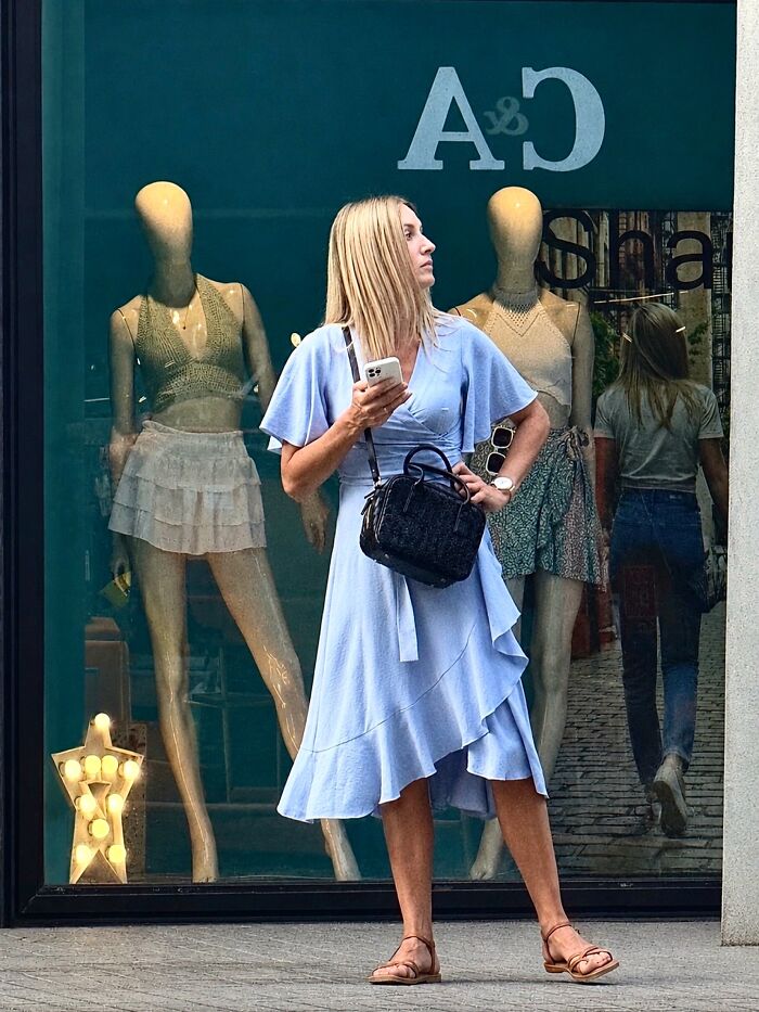 This Photographer Captures Perfectly Timed Coincidences On The Streets Of Barcelona (77 Pics) This Photographer Captures Perfectly Timed Coincidences On The Streets Of Barcelona (77 Pics)