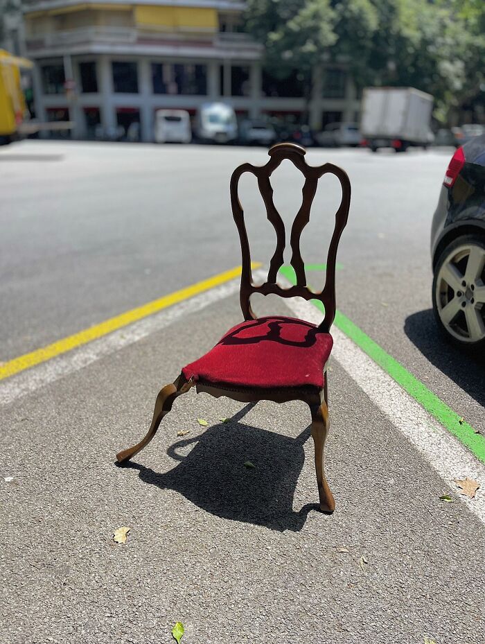 This Photographer Captures Perfectly Timed Coincidences On The Streets Of Barcelona (77 Pics) This Photographer Captures Perfectly Timed Coincidences On The Streets Of Barcelona (77 Pics)