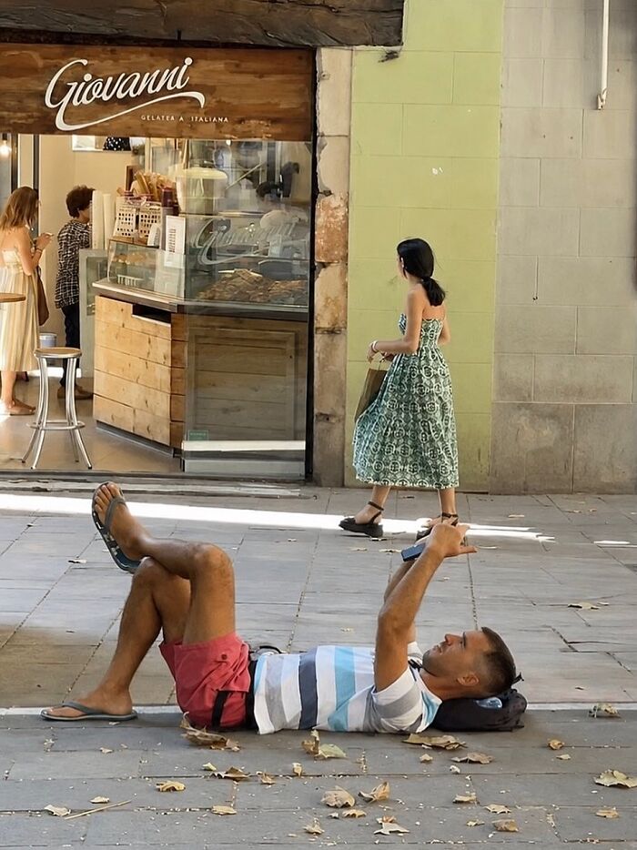 This Photographer Captures Perfectly Timed Coincidences On The Streets Of Barcelona (77 Pics) This Photographer Captures Perfectly Timed Coincidences On The Streets Of Barcelona (77 Pics)