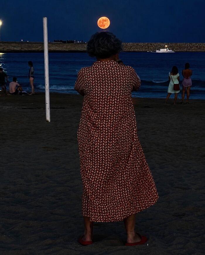This Photographer Captures Perfectly Timed Coincidences On The Streets Of Barcelona (77 Pics) This Photographer Captures Perfectly Timed Coincidences On The Streets Of Barcelona (77 Pics)