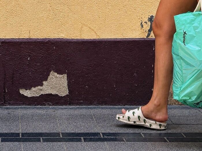This Photographer Captures Perfectly Timed Coincidences On The Streets Of Barcelona (77 Pics) This Photographer Captures Perfectly Timed Coincidences On The Streets Of Barcelona (77 Pics)