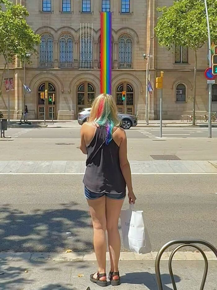 This Photographer Captures Perfectly Timed Coincidences On The Streets Of Barcelona (77 Pics) This Photographer Captures Perfectly Timed Coincidences On The Streets Of Barcelona (77 Pics)
