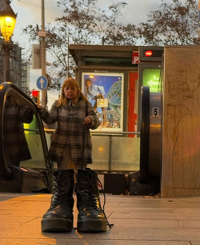 This Photographer Captures Perfectly Timed Coincidences On The Streets Of Barcelona (77 Pics) This Photographer Captures Perfectly Timed Coincidences On The Streets Of Barcelona (77 Pics)