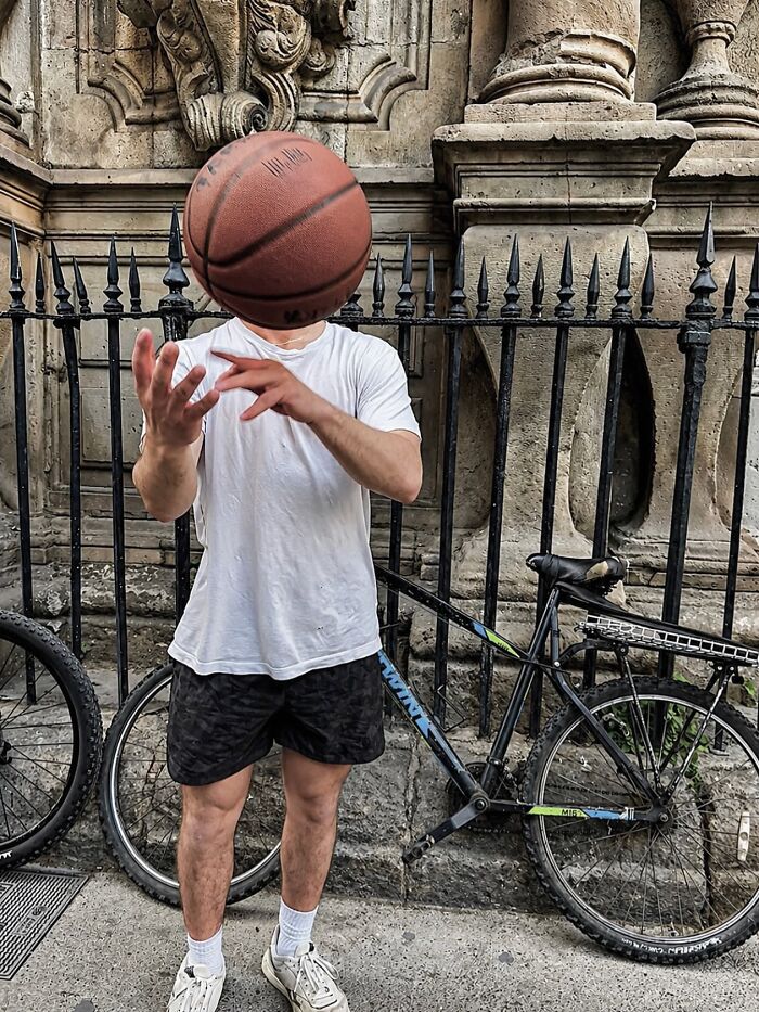 This Photographer Captures Perfectly Timed Coincidences On The Streets Of Barcelona (77 Pics) This Photographer Captures Perfectly Timed Coincidences On The Streets Of Barcelona (77 Pics)