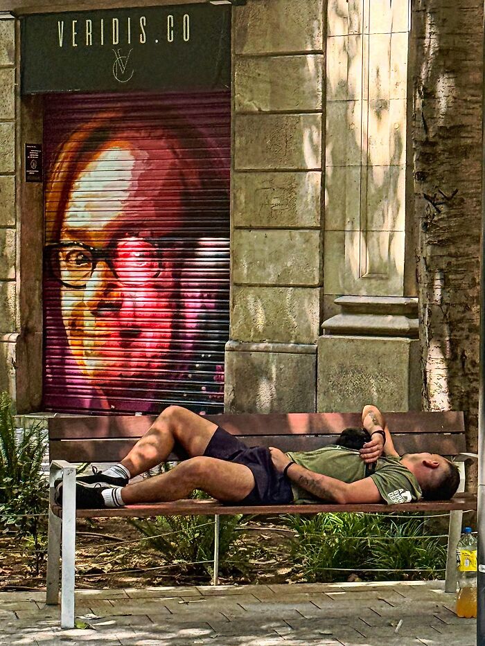 This Photographer Captures Perfectly Timed Coincidences On The Streets Of Barcelona (77 Pics) This Photographer Captures Perfectly Timed Coincidences On The Streets Of Barcelona (77 Pics)
