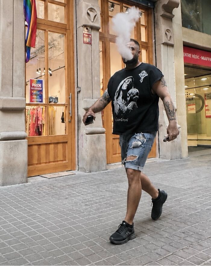 This Photographer Captures Perfectly Timed Coincidences On The Streets Of Barcelona (77 Pics) This Photographer Captures Perfectly Timed Coincidences On The Streets Of Barcelona (77 Pics)