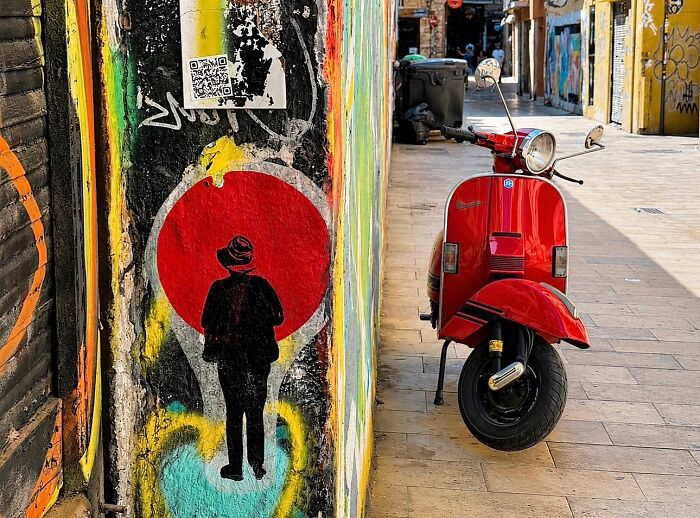 This Photographer Captures Perfectly Timed Coincidences On The Streets Of Barcelona (77 Pics) This Photographer Captures Perfectly Timed Coincidences On The Streets Of Barcelona (77 Pics)