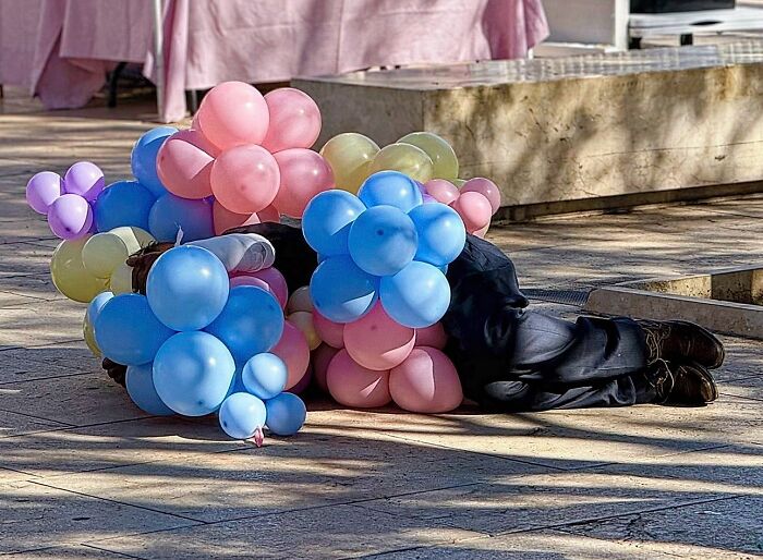 This Photographer Captures Perfectly Timed Coincidences On The Streets Of Barcelona (77 Pics) This Photographer Captures Perfectly Timed Coincidences On The Streets Of Barcelona (77 Pics)