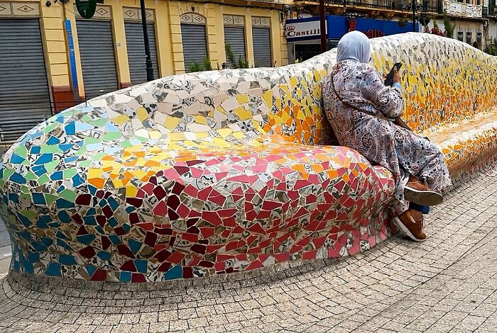 This Photographer Captures Perfectly Timed Coincidences On The Streets Of Barcelona (77 Pics) This Photographer Captures Perfectly Timed Coincidences On The Streets Of Barcelona (77 Pics)