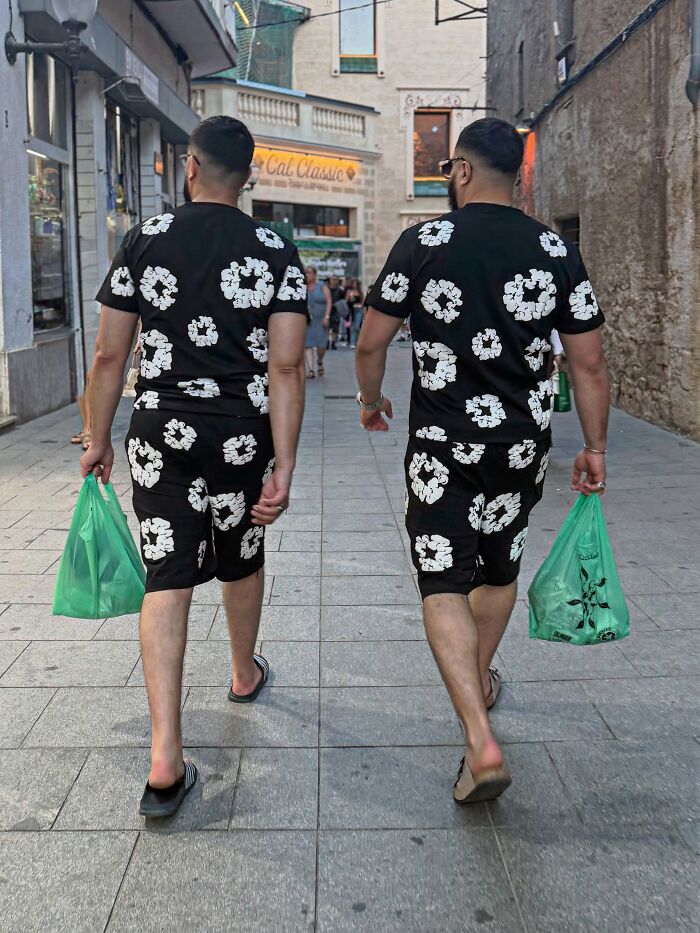 This Photographer Captures Perfectly Timed Coincidences On The Streets Of Barcelona (77 Pics) This Photographer Captures Perfectly Timed Coincidences On The Streets Of Barcelona (77 Pics)