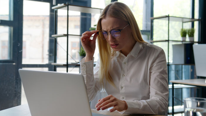 IT Worker Takes Down Buffoon Accountant With Clever Plan, Says “Network’s Down” Right Back At Her IT Worker Takes Down Buffoon Accountant With Clever Plan, Says “Network’s Down” Right Back At Her